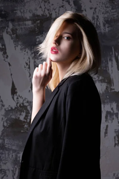 Модная Блондинка Пиджаке Лифчике Позирует Студии Тенями — стоковое фото