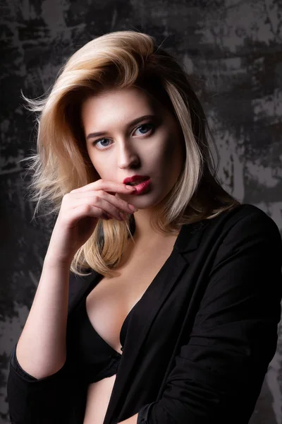 Blond Kobieta Luksus Doskonałą Skórę Sobie Czarny Płaszcz Biustonosz Pozowanie — Zdjęcie stockowe