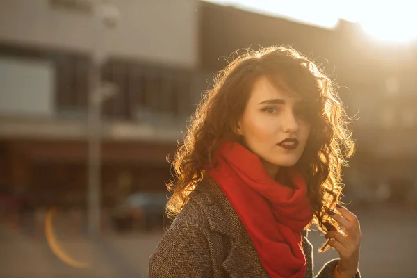 Retrato Rua Mulher Morena Encantadora Com Cabelo Ondulado Posando Luz — Fotografia de Stock