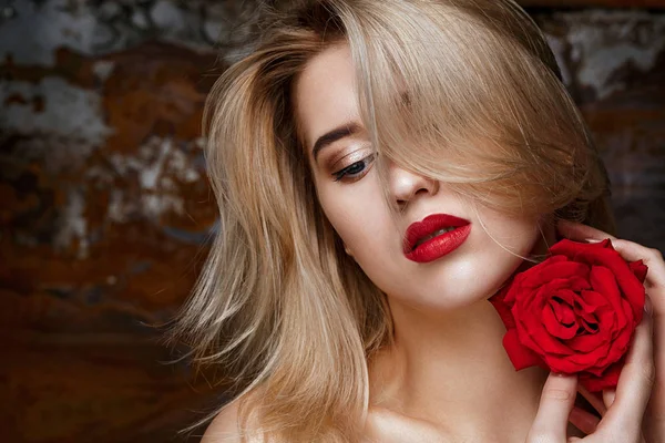 Beauty Portrait Fashionable Blonde Model Naked Shoulders Posing Studio Red — Stock Photo, Image