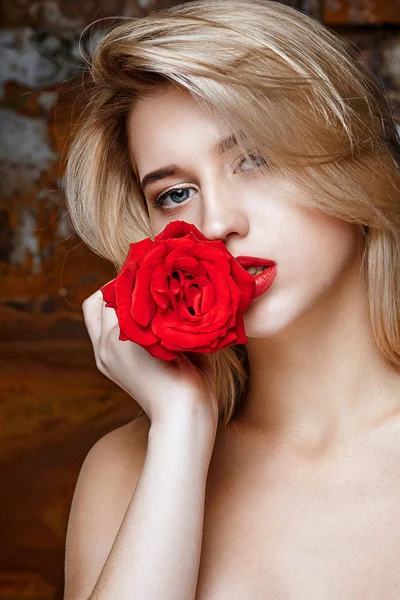 与赤裸肩膀摆在工作室与红玫瑰的感官妇女的美丽画像 — 图库照片