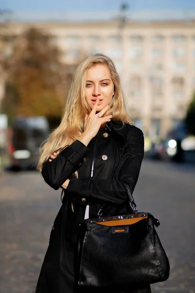 Retrato Rua Luxo Jovem Mulher Vestindo Casaco Preto Andando Cidade — Fotografia de Stock