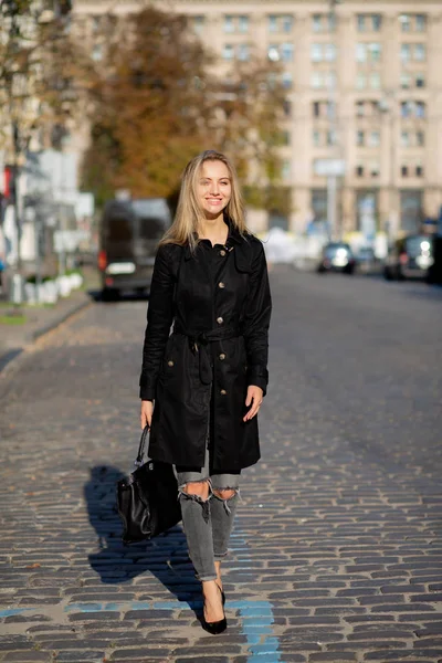 Frühlingsporträt Einer Blonden Frau Die Das Warme Wetter Genießt Und — Stockfoto