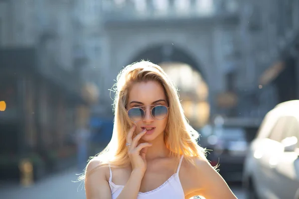 Glamor Young Woman Long Hair Wearing Glasses Posing Street Sunny — Stock Photo, Image