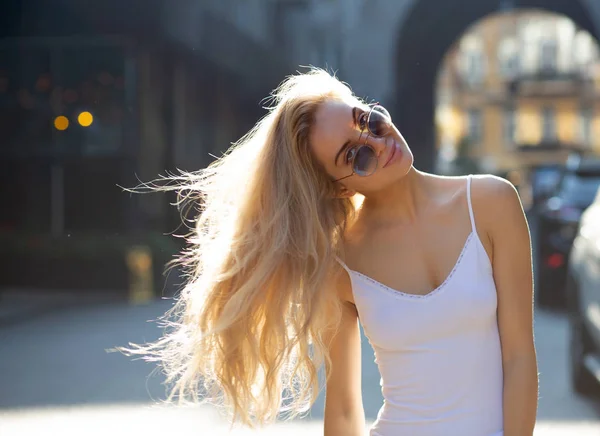 Удивительная Молодая Женщина Длинными Волосами Очках Позирует Проходе Лучах Солнца — стоковое фото