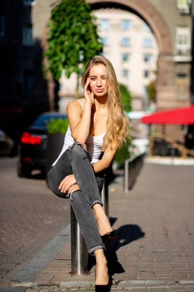 Luxus Blondine Lässig Zerrissenen Jeans Und Shirt Posiert Parkzaun — Stockfoto