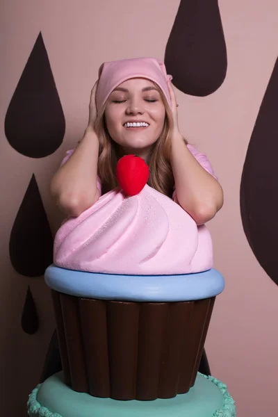 Menina Loira Emocional Vestindo Boné Rosa Desfrutando Grande Cupcake Estúdio — Fotografia de Stock