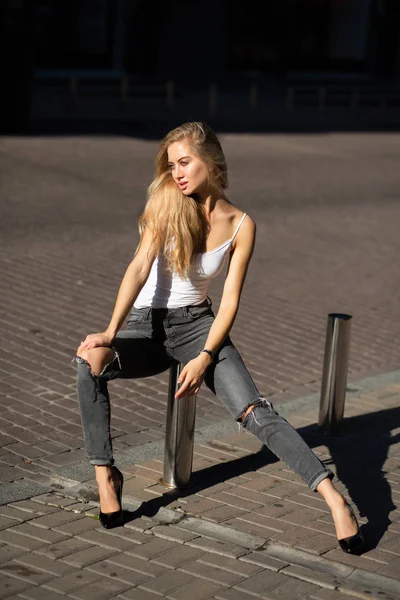 Forførende Blondine Kvinde Iført Afslappet Rippet Jeans Shirt Poserende Parkeringspladsen - Stock-foto