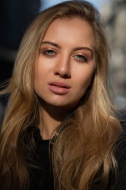 Doğal makyaj yumuşak güneş ışığı ile poz modeliyle lüks portre çekim