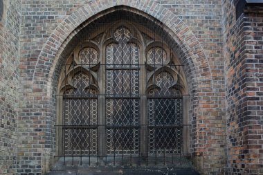 Eski Katolik Kilisesi'nin cephe, büyük kemerli pencere