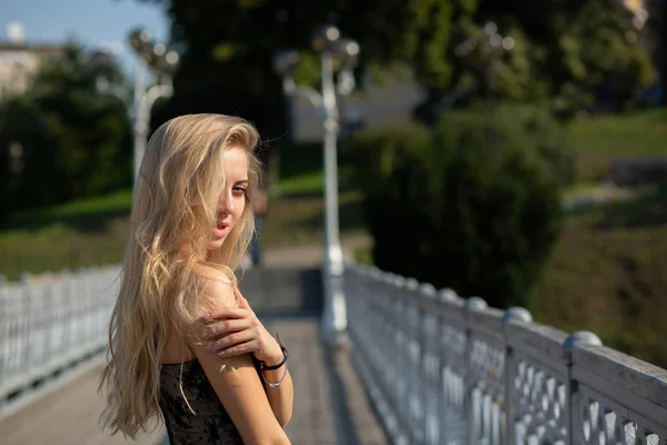 Schattige Blonde Meisje Met Natuurlijke Make Lang Haar Dragen Van — Stockfoto