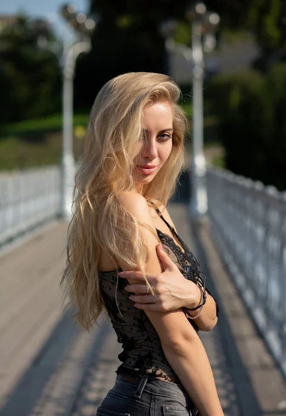 Portret Sexy Blonde Girl Naturalnym Makijażu Noszenia Koronkowy Top Stwarzające — Zdjęcie stockowe