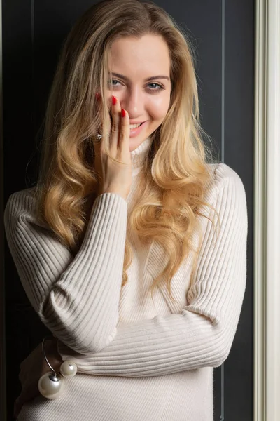 Inicio Estilo Vida Retrato Alegre Mujer Joven Con Suéter Relajarse — Foto de Stock