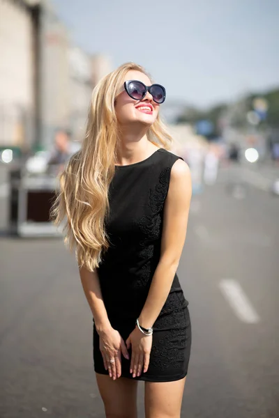 Mujer Sonriente Gloriosa Vistiendo Vestido Negro Gafas Sol Caminando Por —  Fotos de Stock