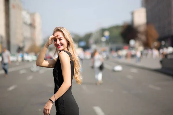 Эмоциональная Блондинка Длинными Волосами Черном Платье Идущая Солнечной Улице Пространство — стоковое фото