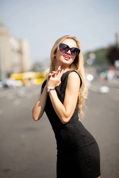 Joyful Blonde Woman Wearing Black Dress Sunglasses Walking Street — Stock Photo, Image