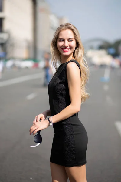 Mulher Loira Positiva Com Cabelos Longos Vestindo Vestido Preto Andando — Fotografia de Stock