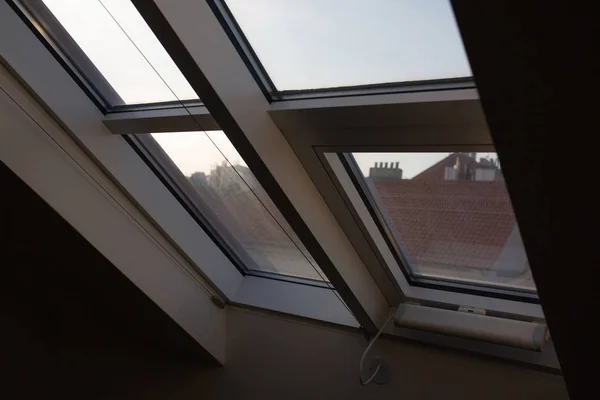 都市景観に対する屋根裏部屋でモダンなマンサード プラスチック窓 — ストック写真