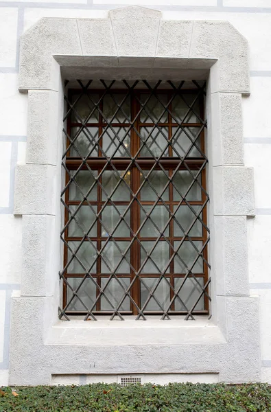 Holzfenster Mit Stahlstangen — Stockfoto