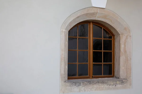 Vintage Łukowate Okna Drewniane Poza Pokojem Strzał Zbliżenie — Zdjęcie stockowe
