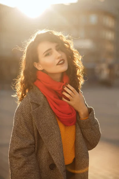 Retrato Rua Mulher Morena Adorável Posando Luz Fundo Suave Noite — Fotografia de Stock