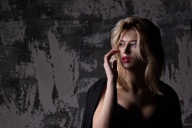 Moda portre sarışın kadınla şık mükemmel cilt gölgeler ile stüdyoda poz. Metin için yer