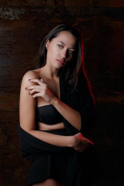 Stüdyo portre siyah iç çamaşırı giyen, kırmızı ışık ile poz genç güzel kadın