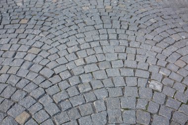 Yuvarlak taş setts Prag ile döşeli eski yol