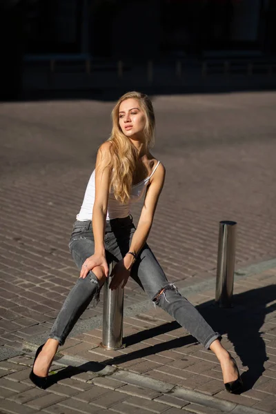 Sexy Blonde Vrouw Het Dragen Van Casual Geripte Jeans Shirt — Stockfoto