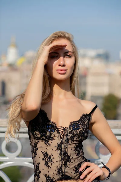 Porträtt Vacker Blond Kvinna Med Naturlig Makeup Klädd Spetstopp Poserar — Stockfoto