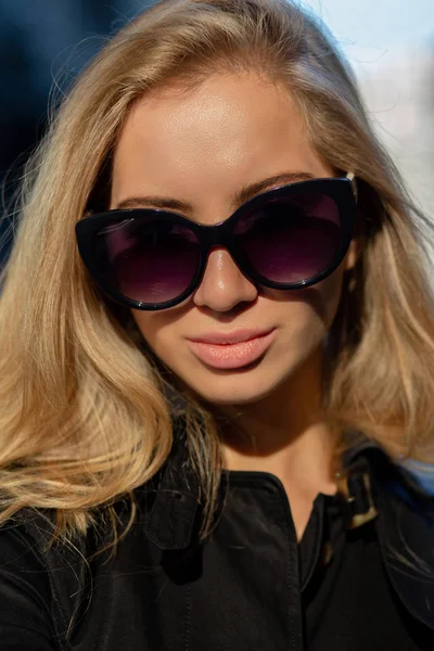 Primer Plano Mujer Atractiva Con Maquillaje Natural Con Gabardina Negra — Foto de Stock