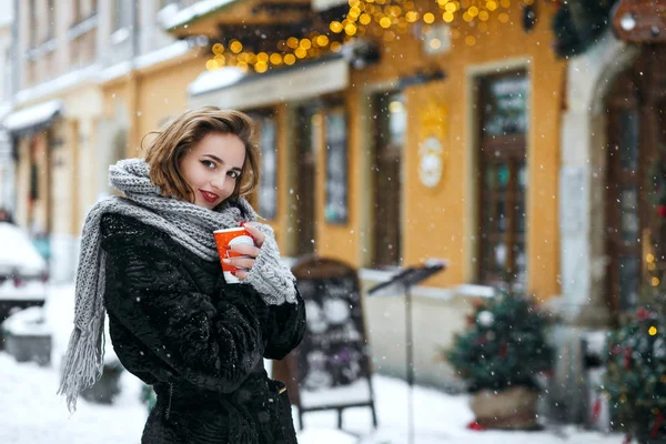 Vinter Utomhus Porträtt Bedårande Brunett Kvinna Dricka Kaffe Gatan Plats — Stockfoto