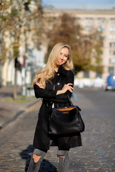 Straat Portret Van Elegante Lachende Blonde Vrouw Draagt Zwarte Jas — Stockfoto