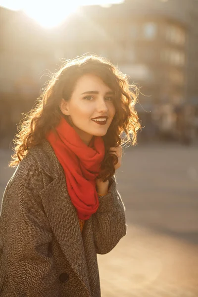 Street Portrait Smiling Brunette Model Posing Soft Evening Backlight — Stock Photo, Image