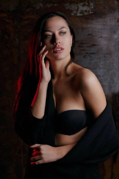 黒のランジェリーを着て 赤い光でポーズのスタイリッシュな女性のスタジオ ポートレート — ストック写真