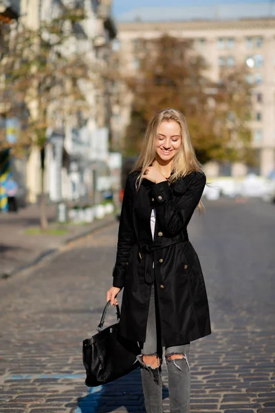 Sonniges Frühlingsporträt Einer Fröhlichen Blonden Frau Die Das Warme Wetter — Stockfoto