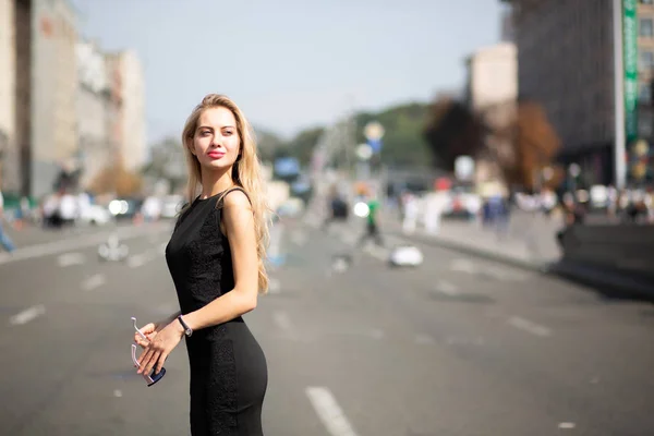 Mulher Loira Elegante Com Cabelo Comprido Vestindo Vestido Preto Andando — Fotografia de Stock