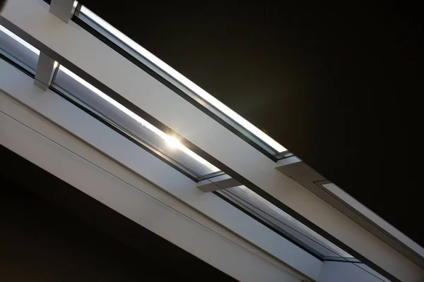 Moderní Podkrovní Plastové Okno Podkroví Proti Městské Krajiny Sun Light — Stock fotografie