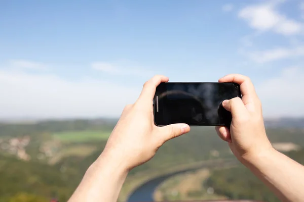 Male Hands Holding His Smart Phone Outdoor Taking Photo Landscape — Stock Photo, Image