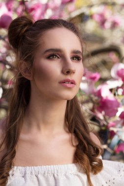 Çiçek açan Manolya bahçede duran harika esmer kadın portresi portre