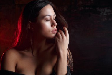 Kırmızı ışık Studio ile poz çıplak omuz, seksi kadınla closeup portresi. Boş alan