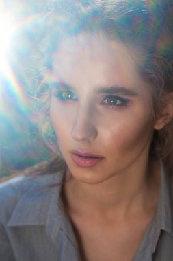 Doğal makyaj güneş parlama ile poz ile moda sarışın kadın portresi portre