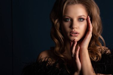 Gölgelerin içinde poz moda sarışın kadınla mükemmel cilt ve makyaj, stüdyo portre. Metin için yer