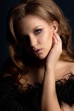 Gölgelerin içinde poz çekici sarışın kadınla mükemmel cilt ve makyaj, stüdyo portresi