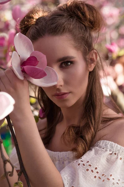 Retrato Cerca Una Elegante Morena Posando Floreciente Jardín Magnolia — Foto de Stock