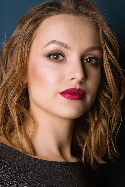 Retrato Close Mulher Loira Incrível Com Maquiagem Brilhante Cabelo Ondulado — Fotografia de Stock