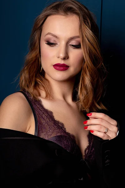 Retrato Belleza Mujer Rubia Lujo Con Maquillaje Perfecto Usando Sujetador — Foto de Stock