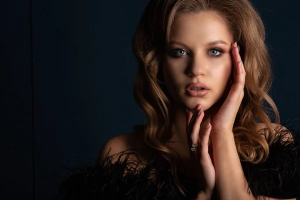 Portrait Studio Femme Blonde Mode Avec Une Peau Maquillage Parfaits — Photo