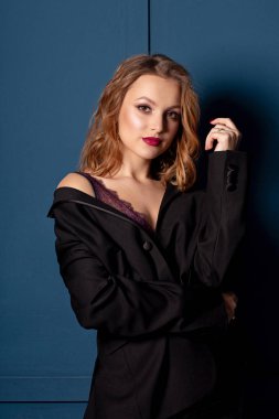 Çıplak omuz ile poz siyah ceket ve sutyen, sarışın kadınla şık parlak makyaj giyer