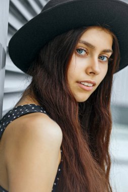 İnanılmaz uzun saçlı esmer kadın metal panjurlar kenti yakınındaki poz